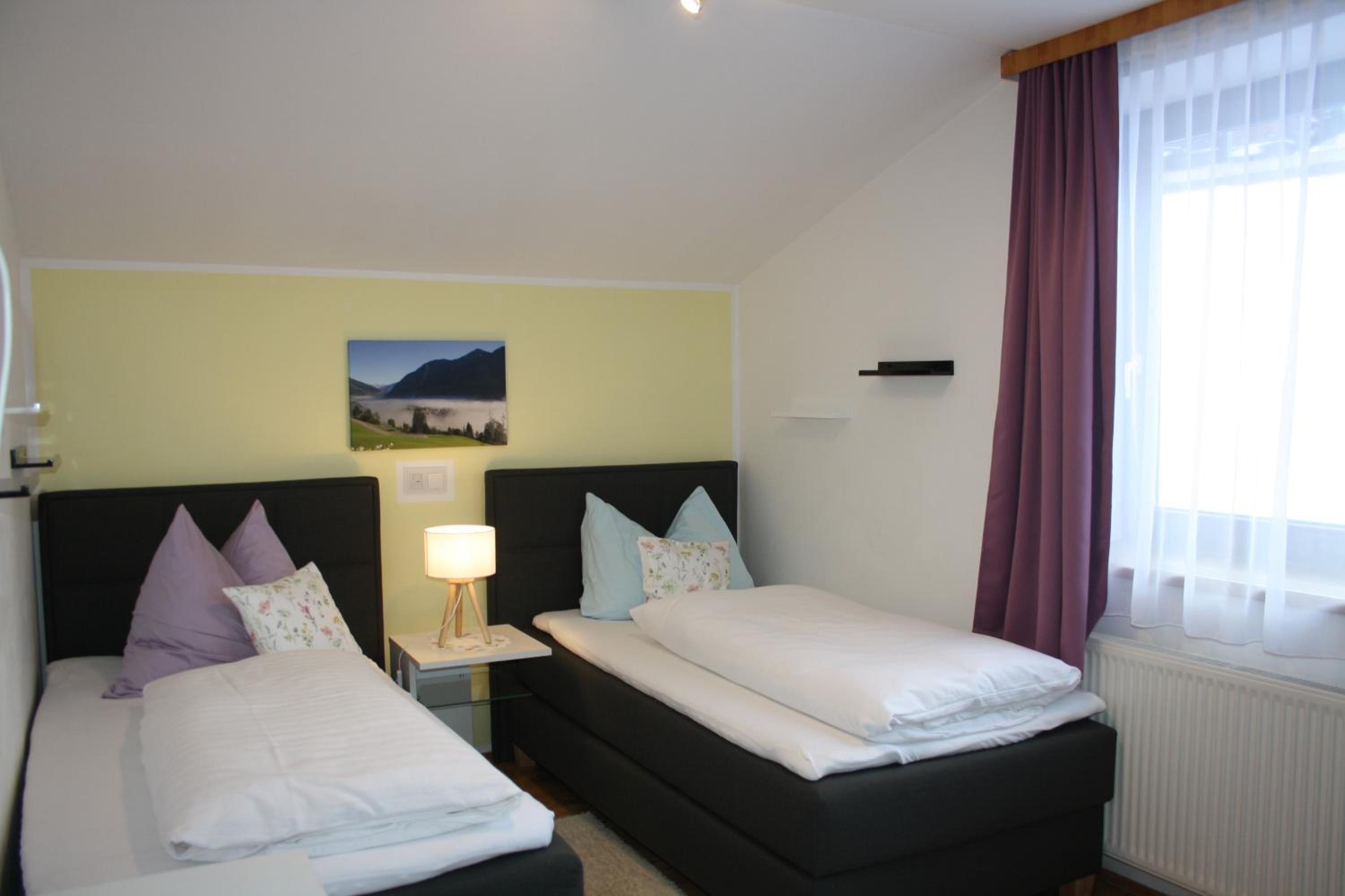 Ferienwohnung am Krausberghof mit Balkon und Parkplatz, Aufenthaltsraum mit Spielmöglichkeiten, Erholung- inmitten der Natur, 6 Fahrminuten zur Alpentherme