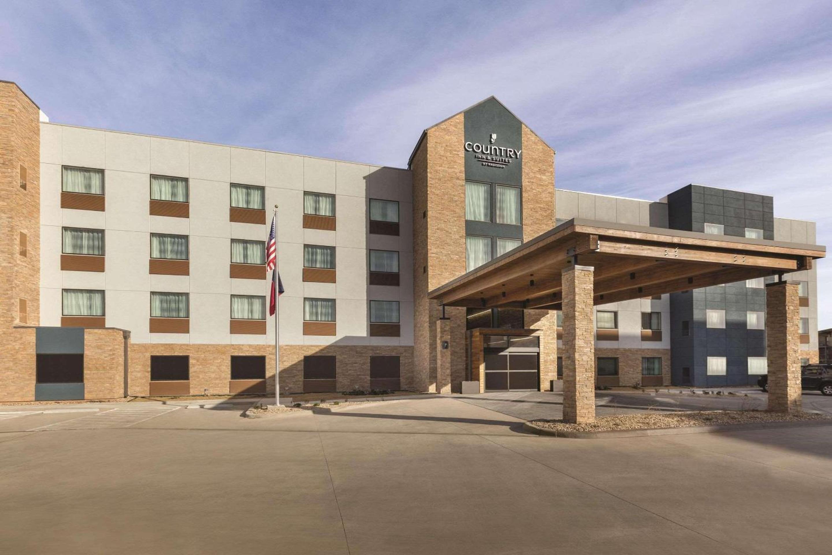 Hotel Country Inn & Suites by Radisson, Lubbock Southwest, TX - Image 1