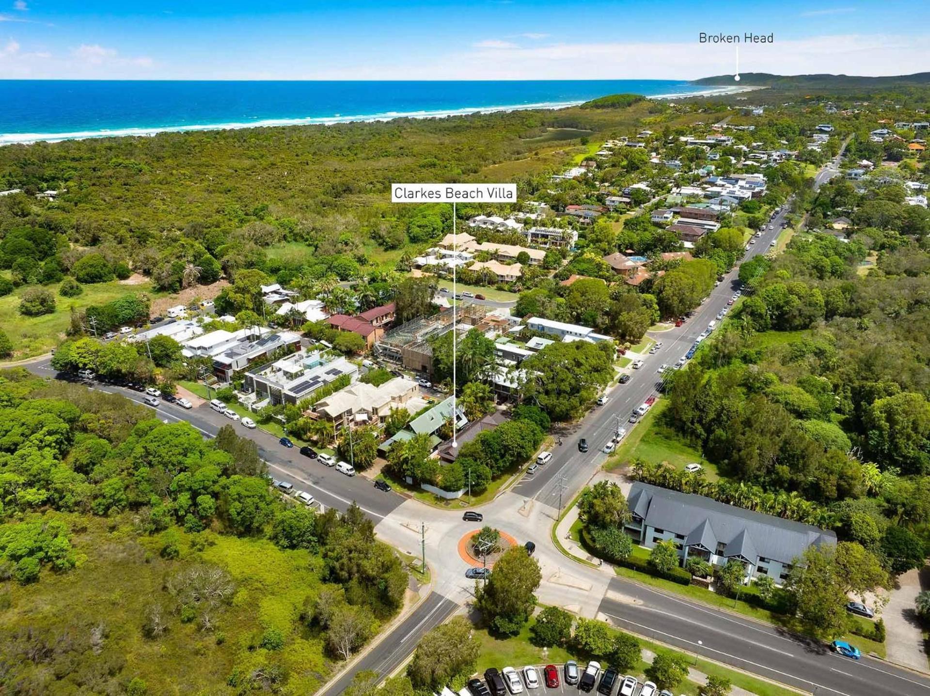 Clarkes Beach Villa - steps to beach & Byron town
