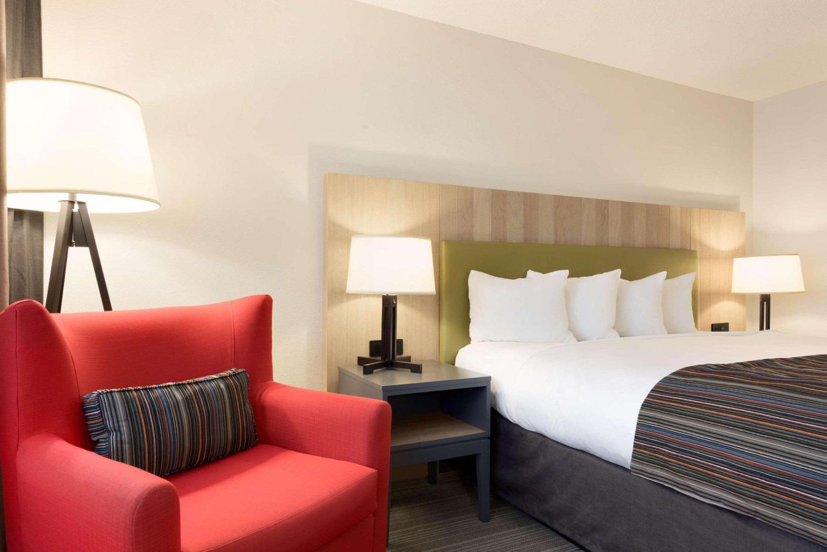 Country Inn & Suites by Radisson, Chippewa Falls, WI