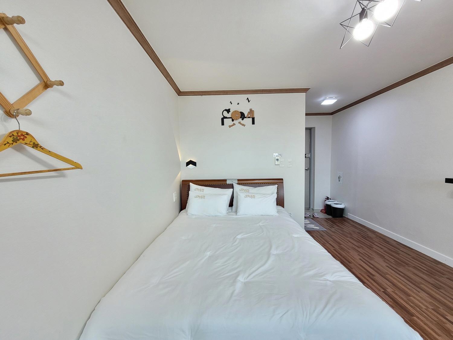 Starlight drops Pension, Jeju - 15