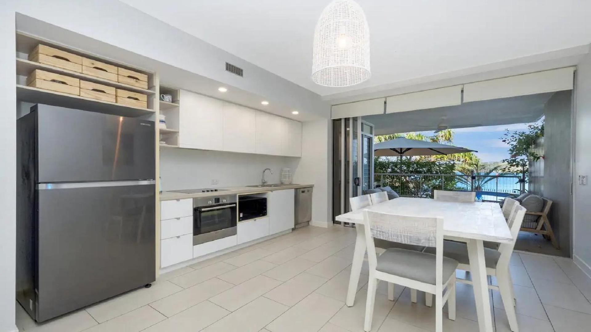 Beachfront - Nelly Bay Apartment