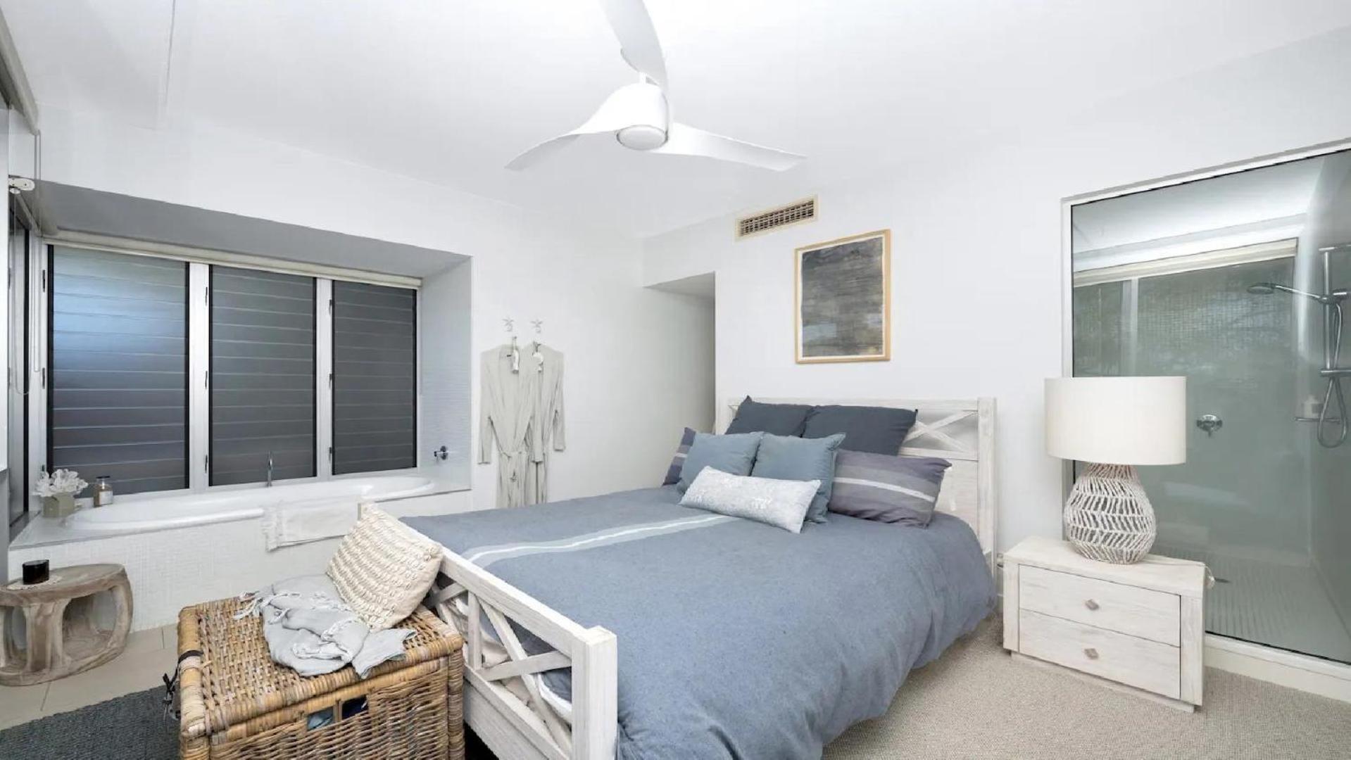Beachfront - Nelly Bay Apartment
