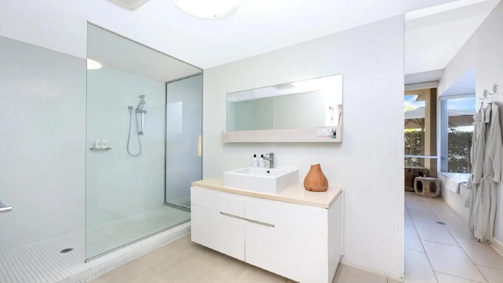 Beachfront - Nelly Bay Apartment