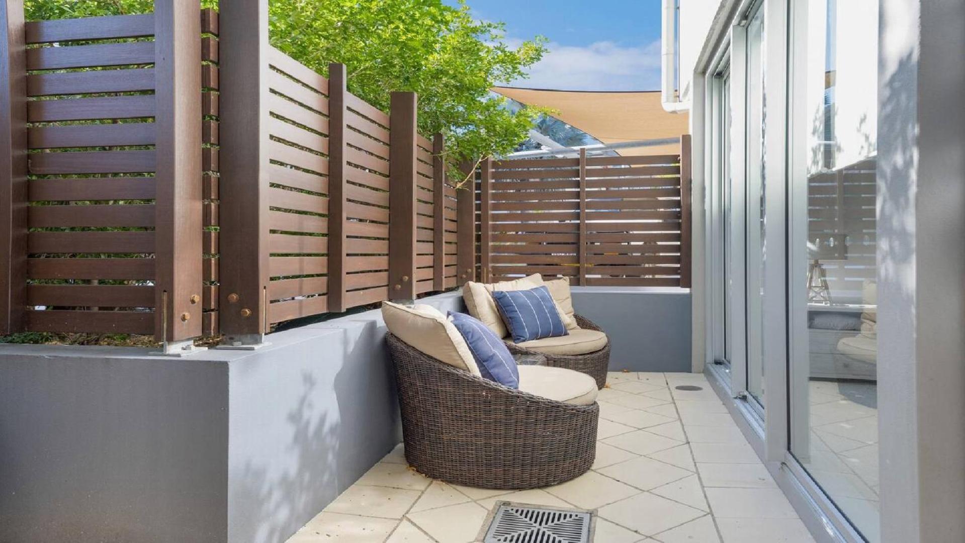 Beachfront - Nelly Bay Apartment