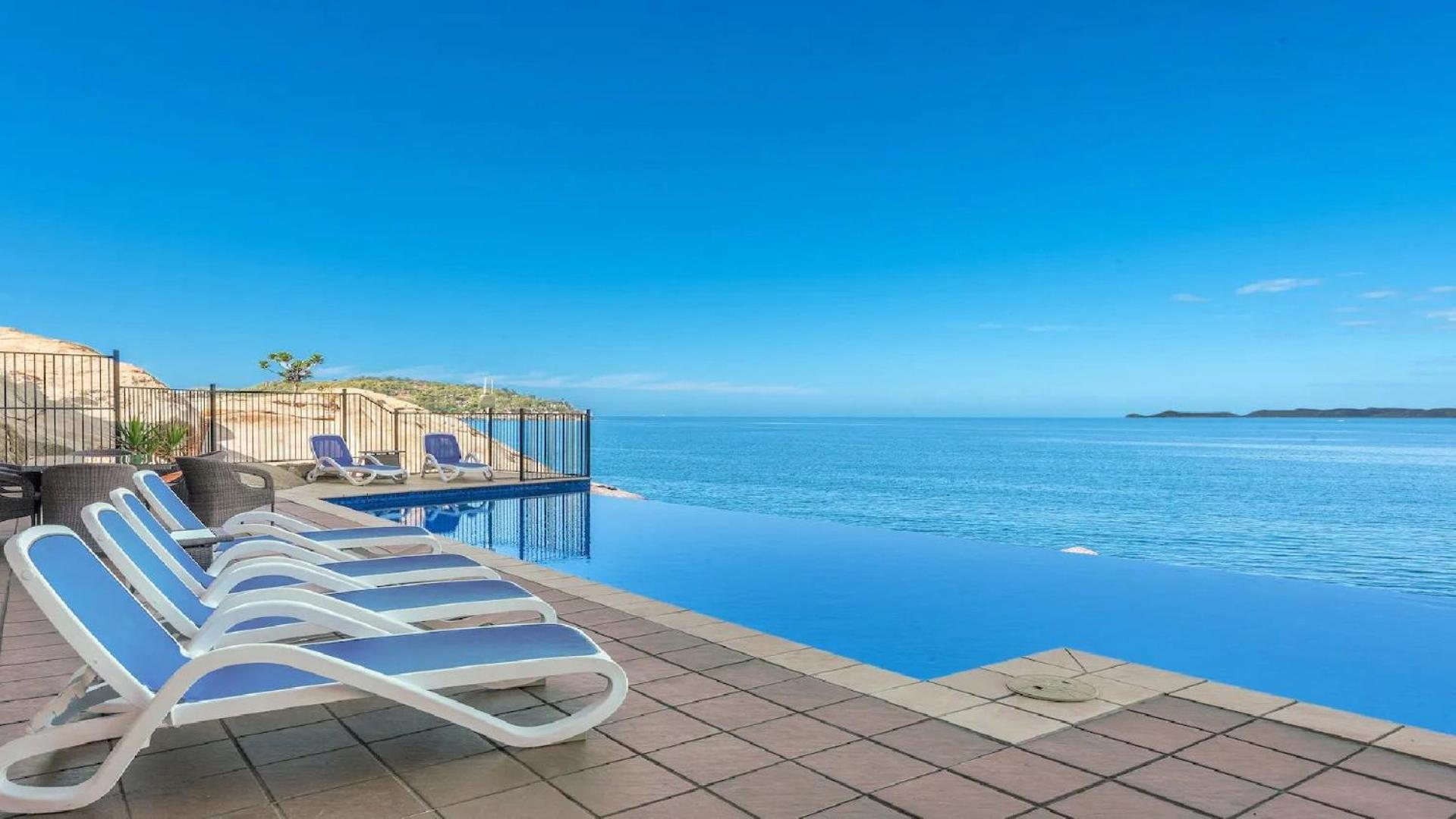 Beachfront - Nelly Bay Apartment