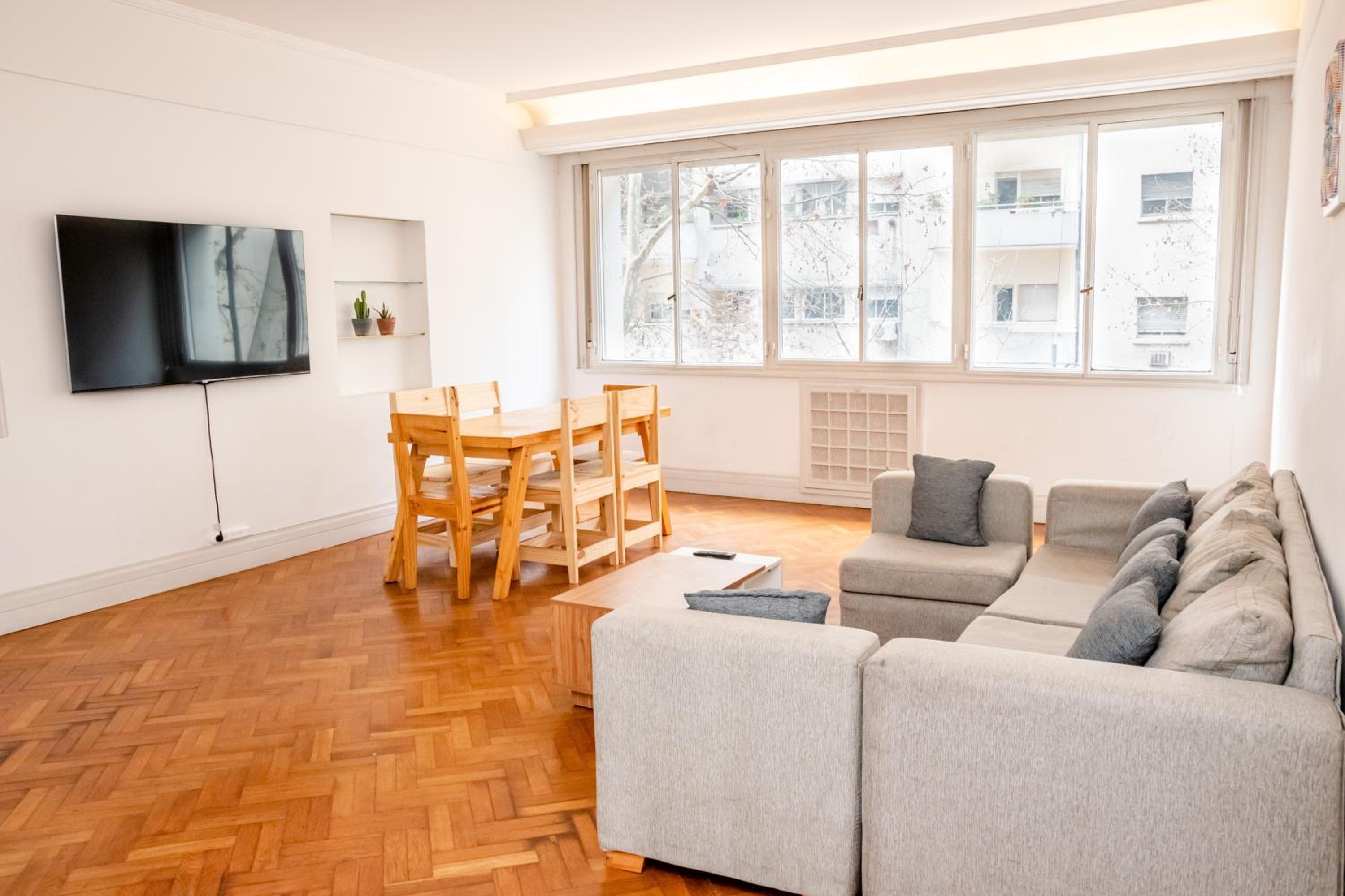 PRIVATE ROOM in a huge multicultural apartment