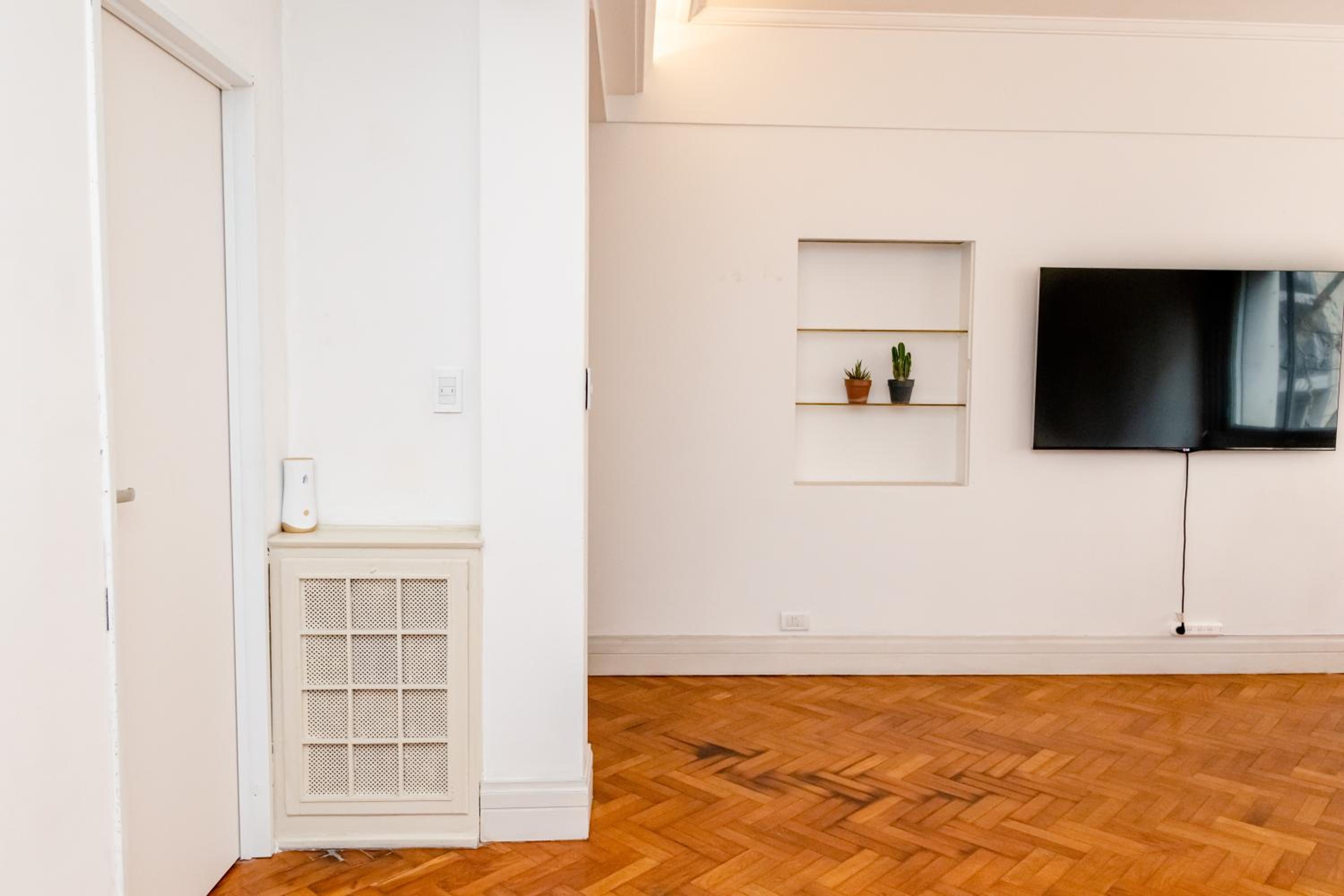 PRIVATE ROOM in a huge multicultural apartment