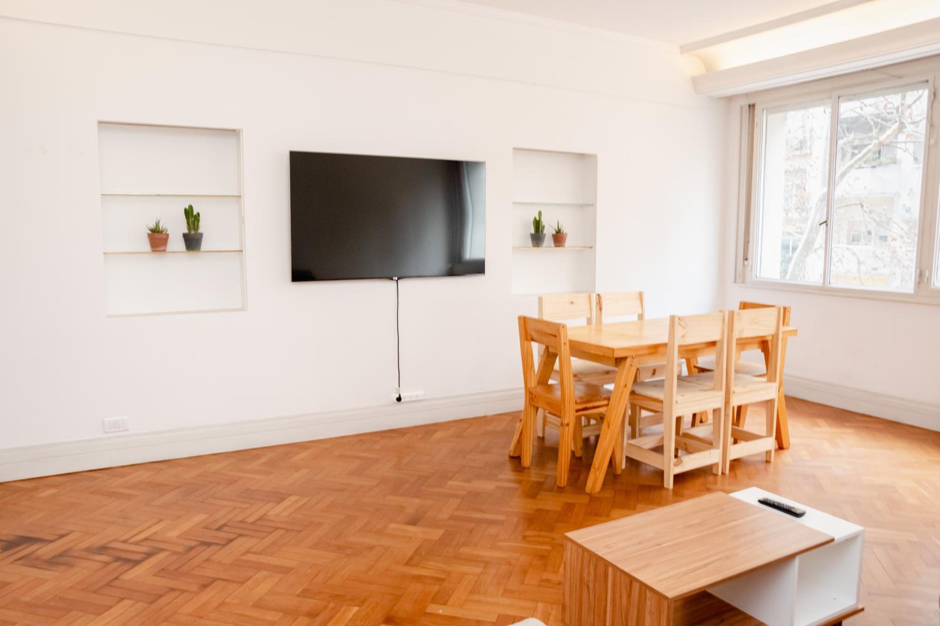 PRIVATE ROOM in a huge multicultural apartment