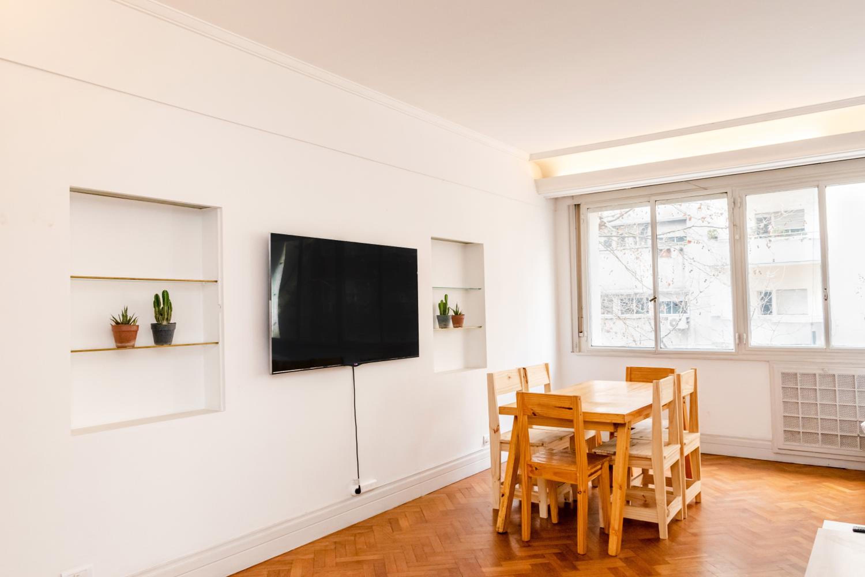 PRIVATE ROOM in a huge multicultural apartment