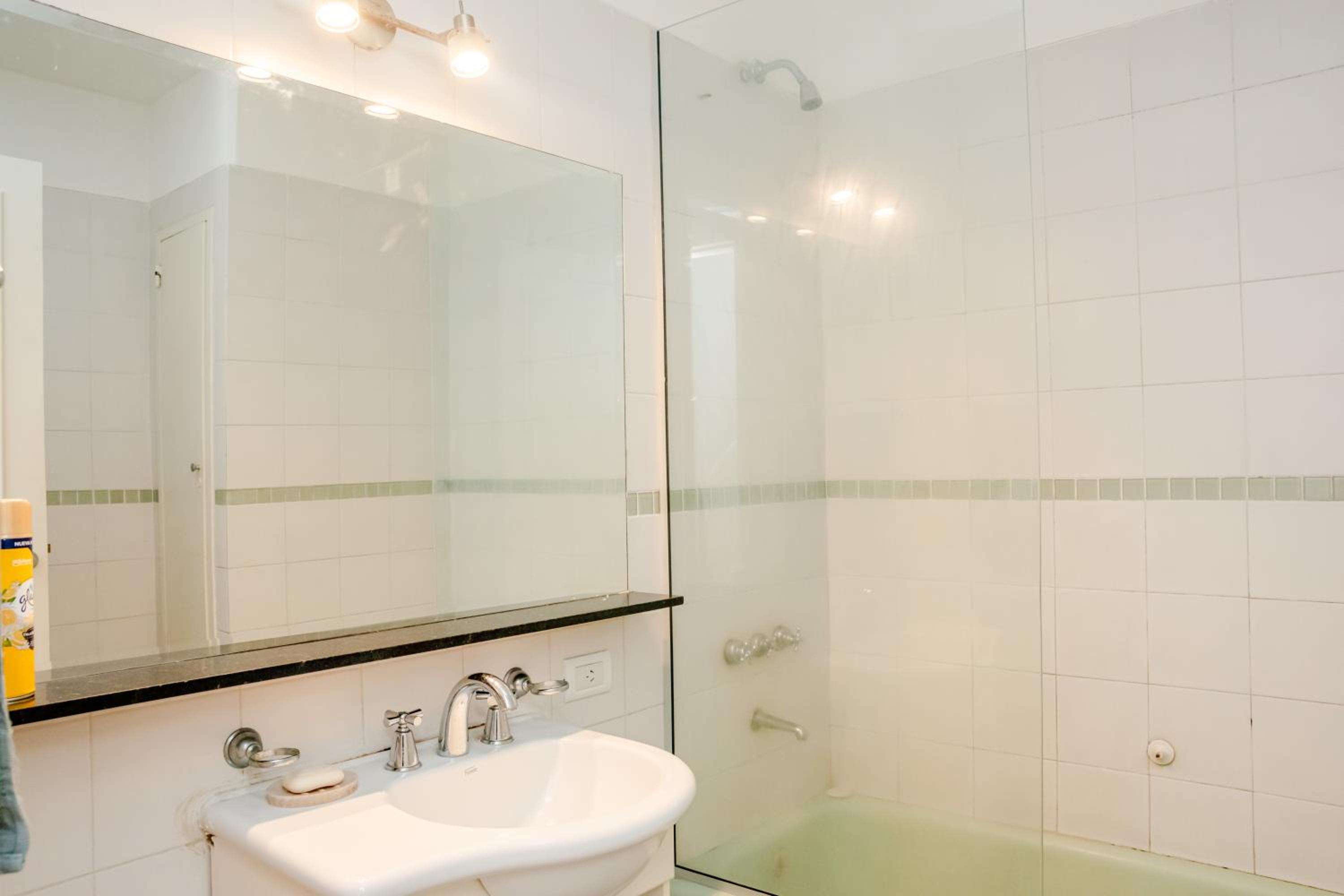 PRIVATE ROOM in a huge multicultural apartment