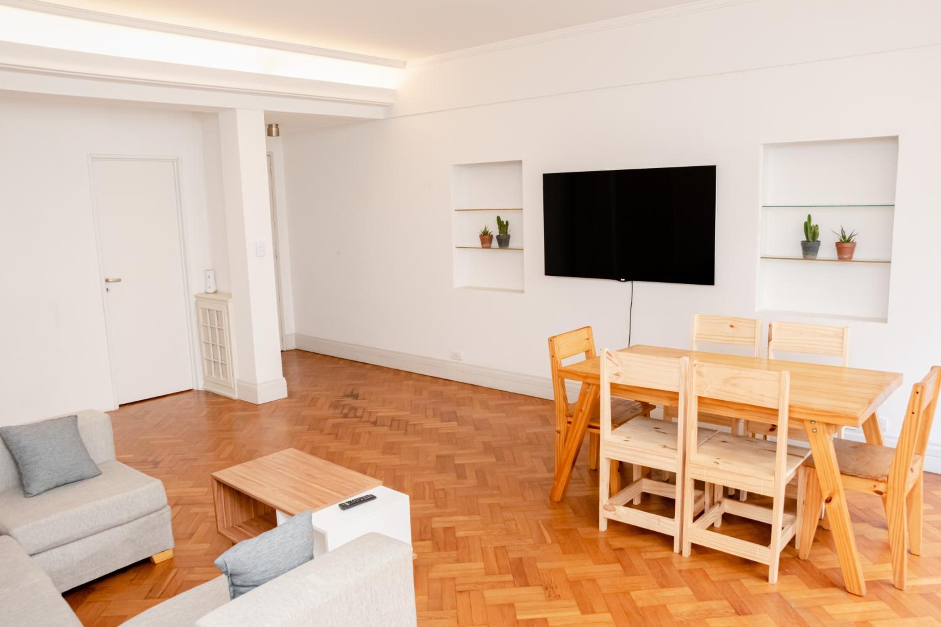 PRIVATE ROOM in a huge multicultural apartment