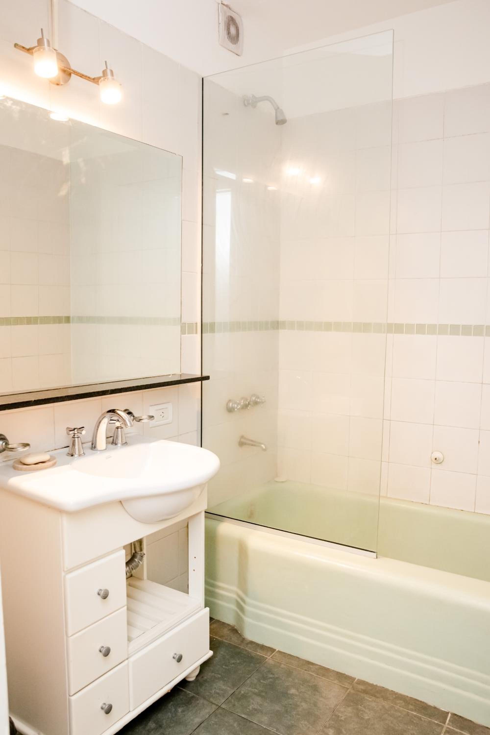 PRIVATE ROOM in a huge multicultural apartment