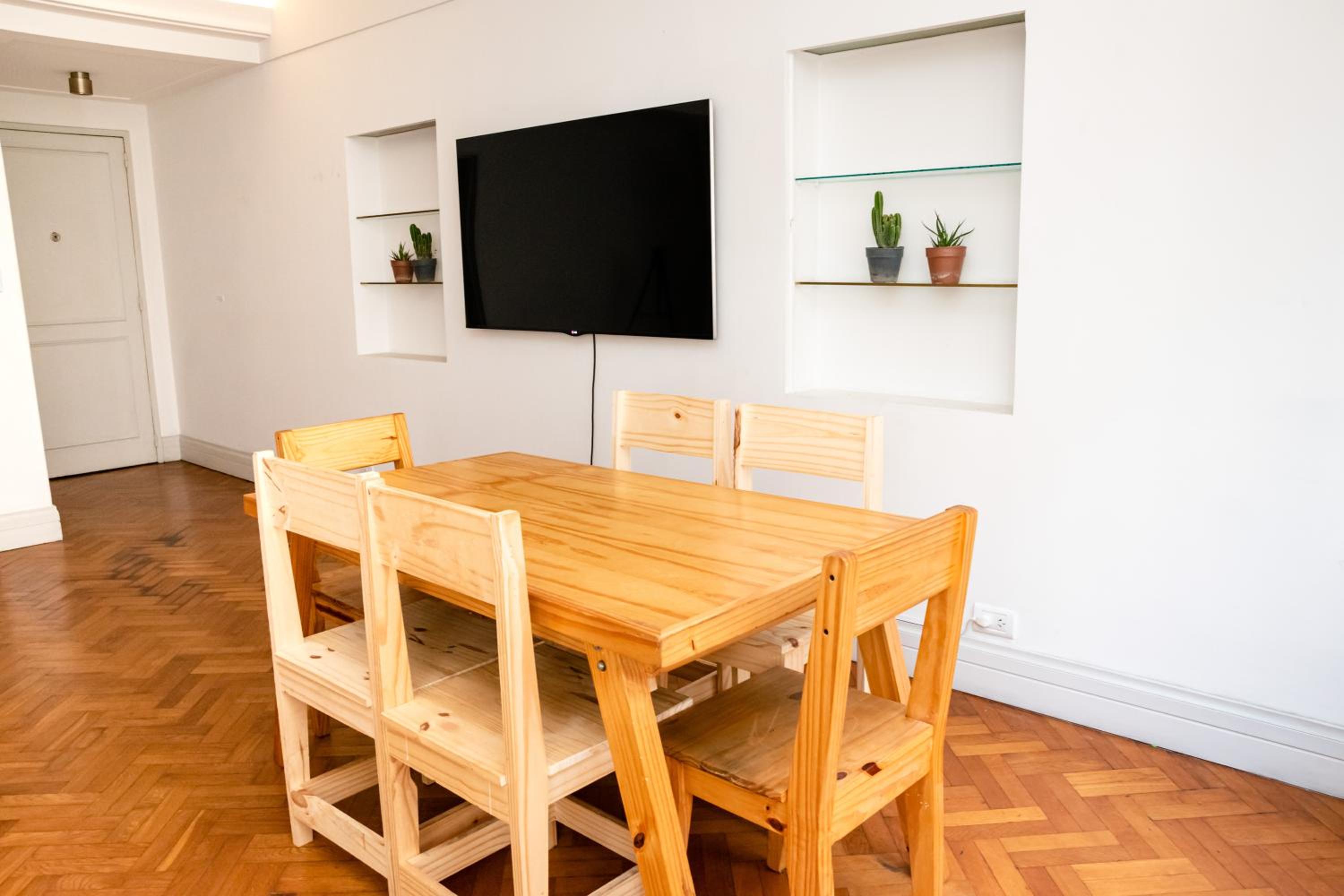 PRIVATE ROOM in a huge multicultural apartment