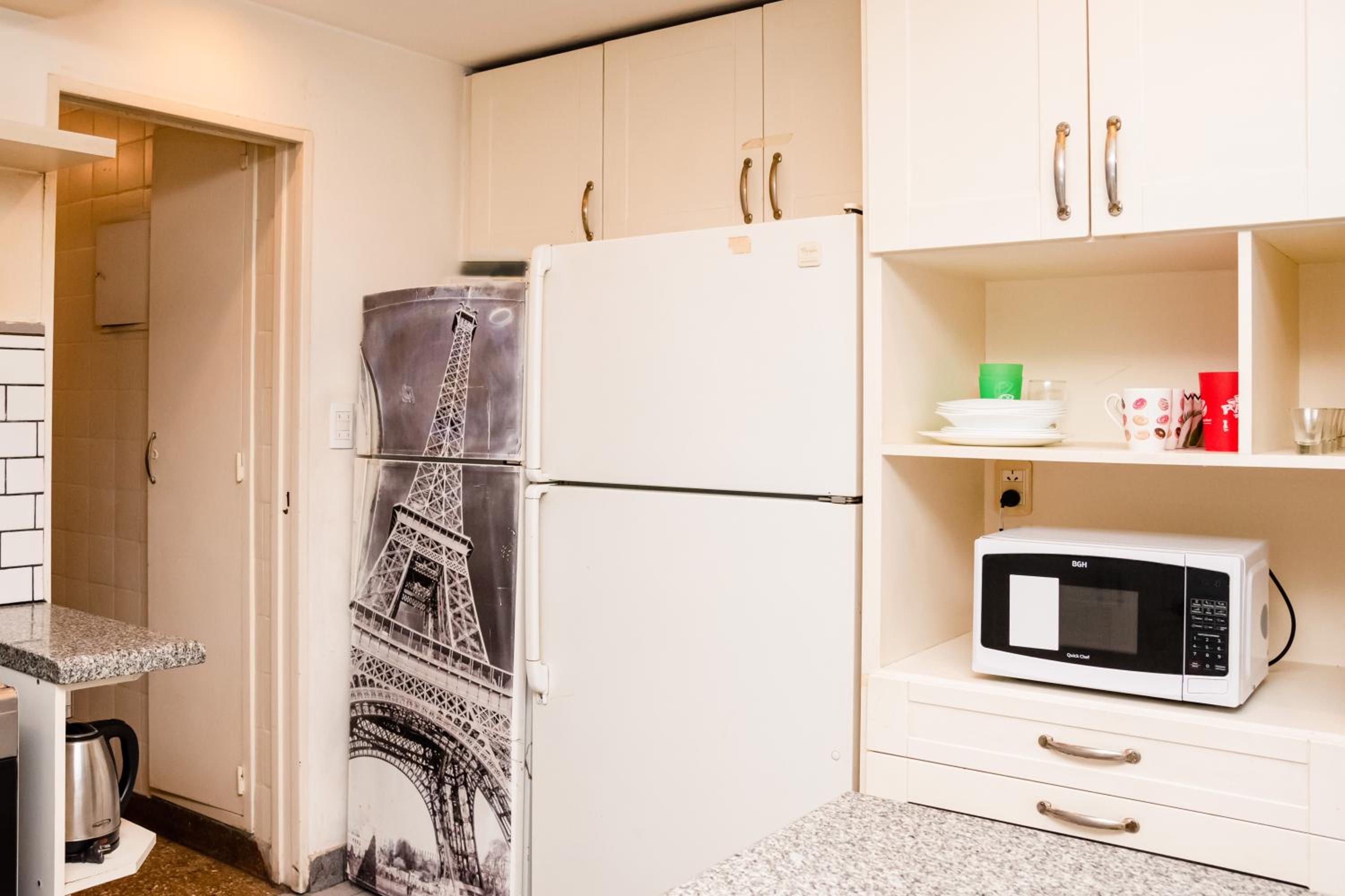 PRIVATE ROOM in a huge multicultural apartment