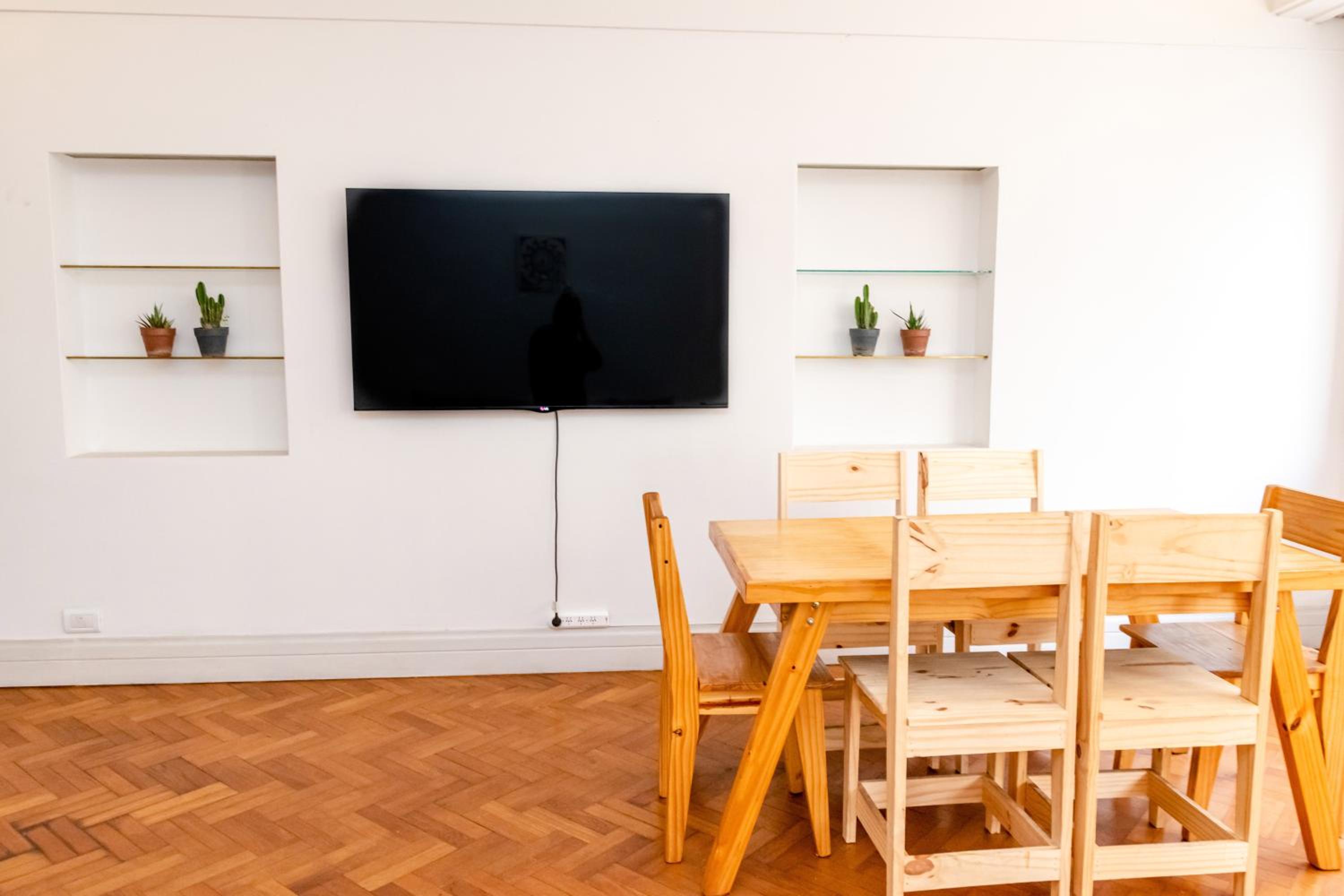 PRIVATE ROOM in a huge multicultural apartment