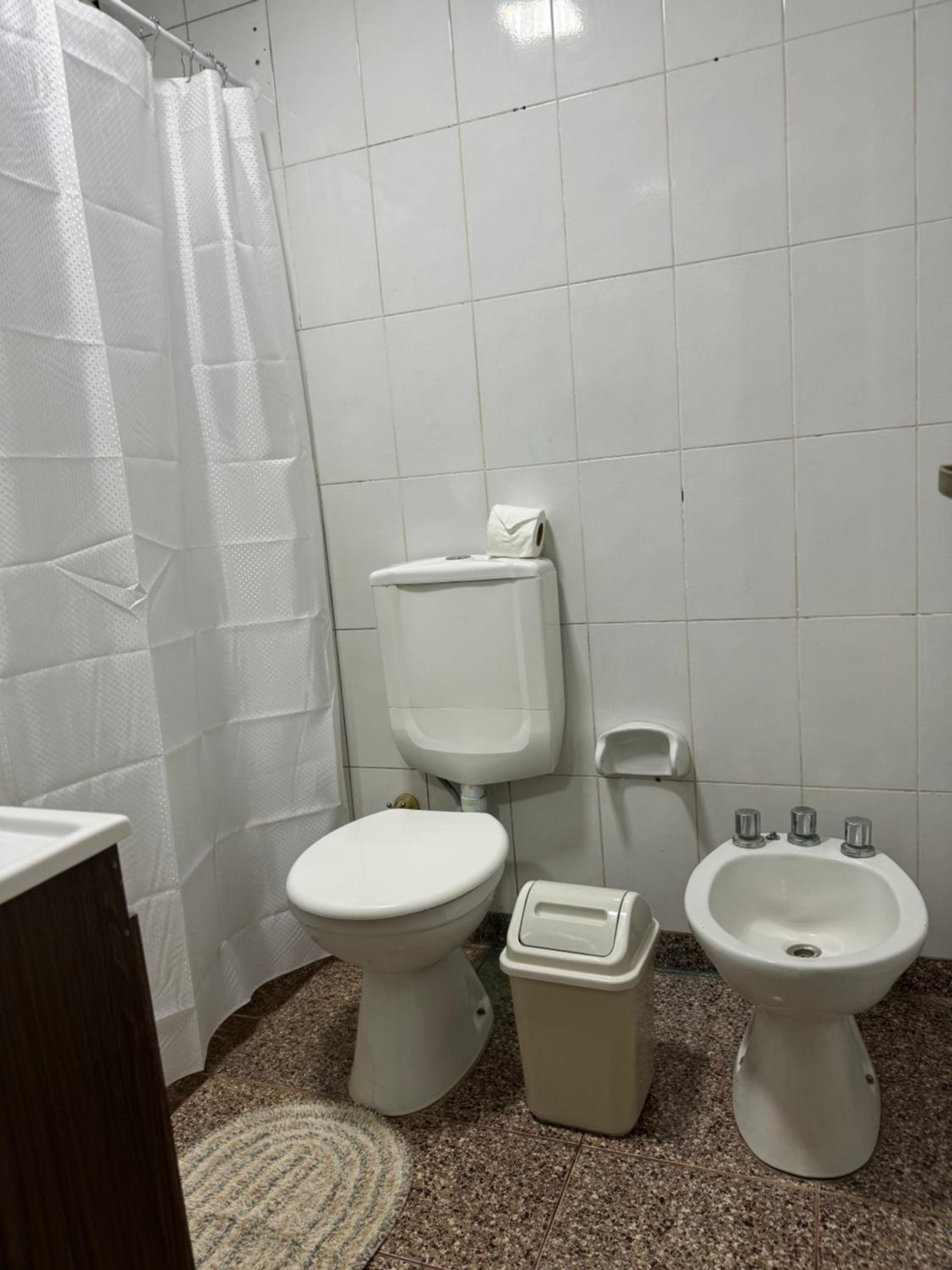 Depto dos habitaciones sobre avenida principal en Cataratas del Iguazú, con wifi