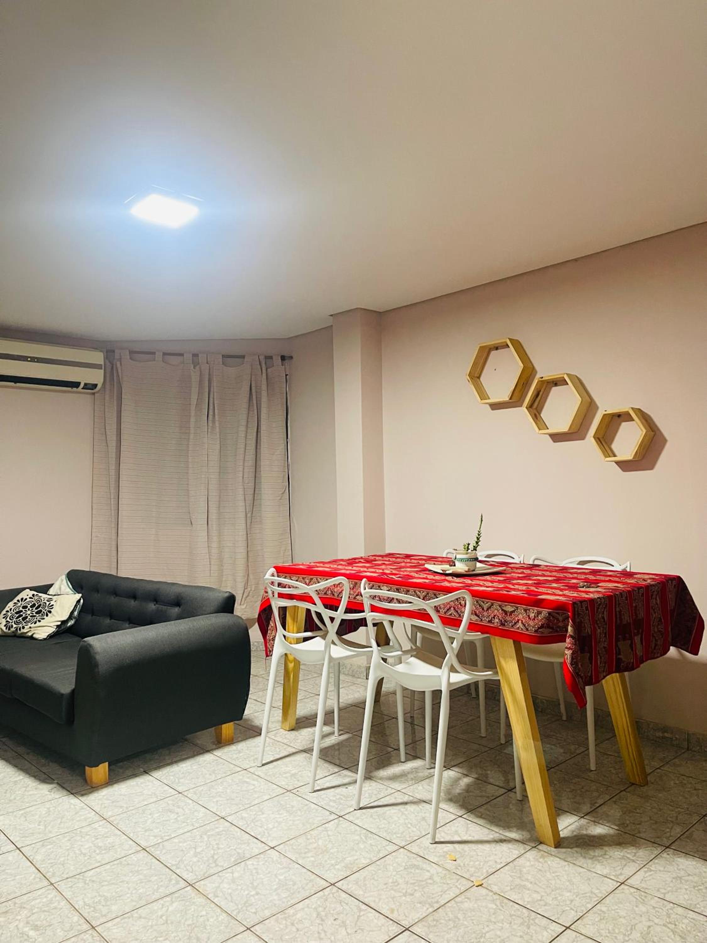 Depto dos habitaciones sobre avenida principal en Cataratas del Iguazú, con wifi