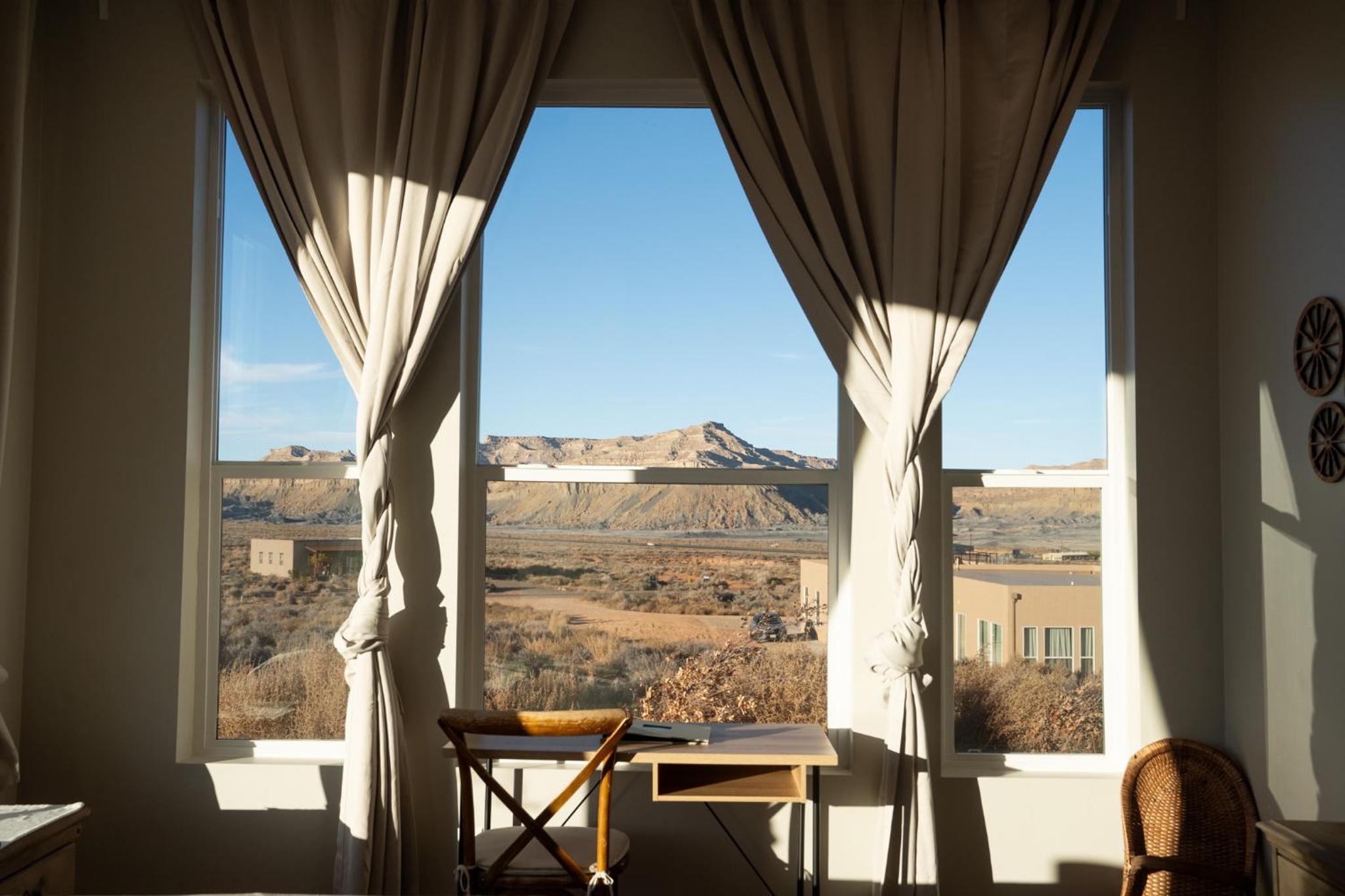 Page Vacations - Page Arizona border town- Grand Serenity room with Mesa Views - Property Image 4