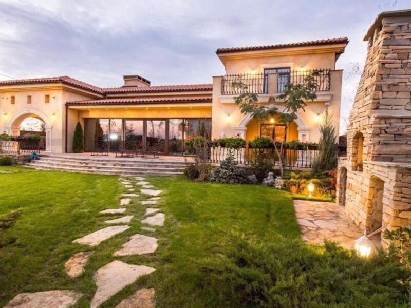 Vila in stil mediterranean view 4
