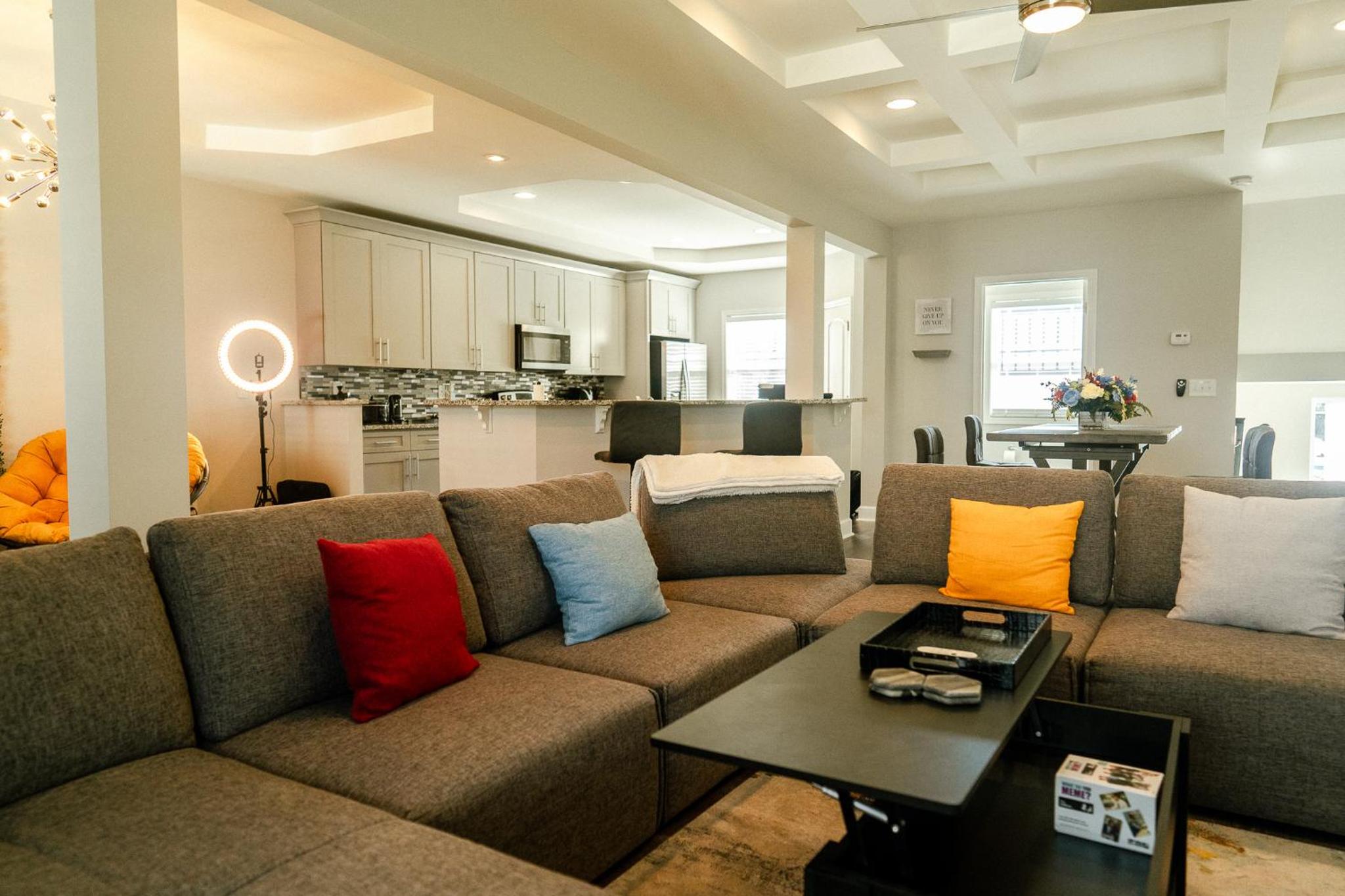 Enjoy this mini-mansion near downtown and the airport! view 4