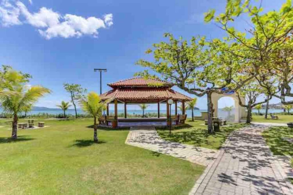 No mar, condomínio pé na areia