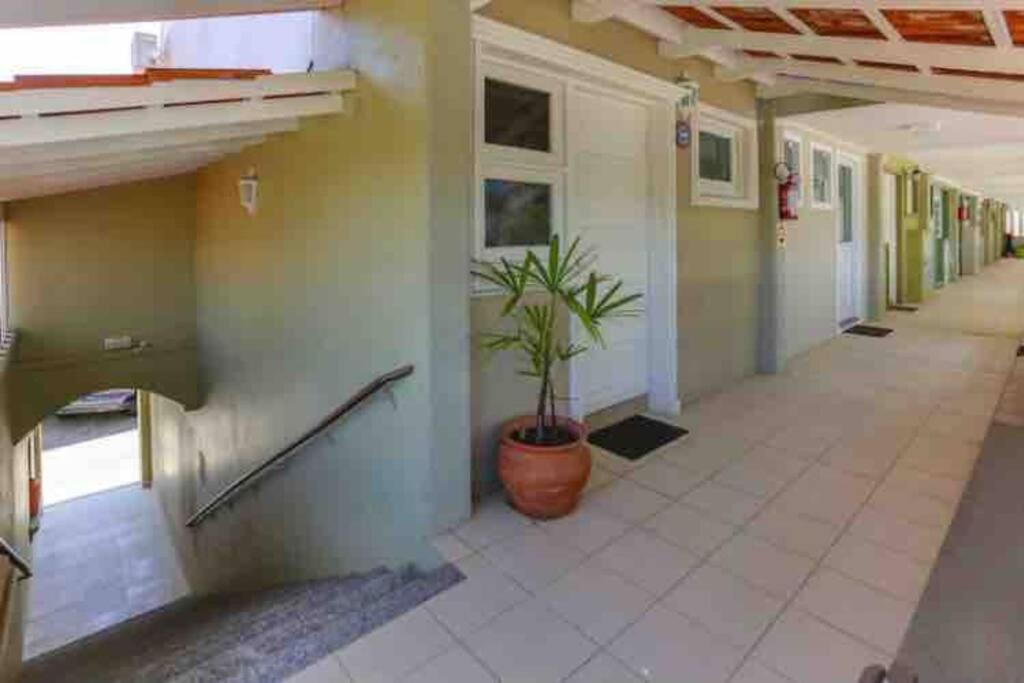 No mar, condomínio pé na areia
