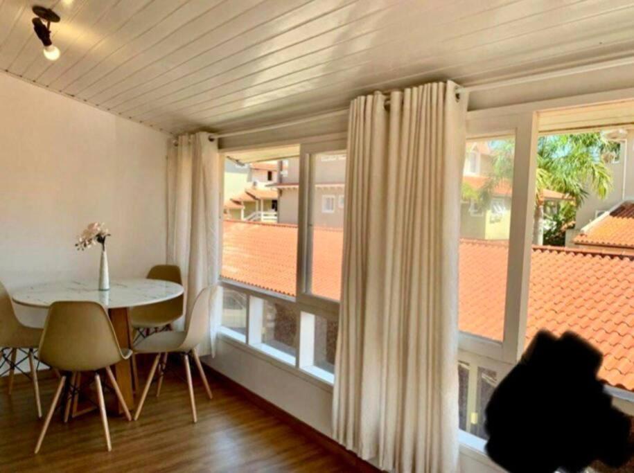 No mar, condomínio pé na areia