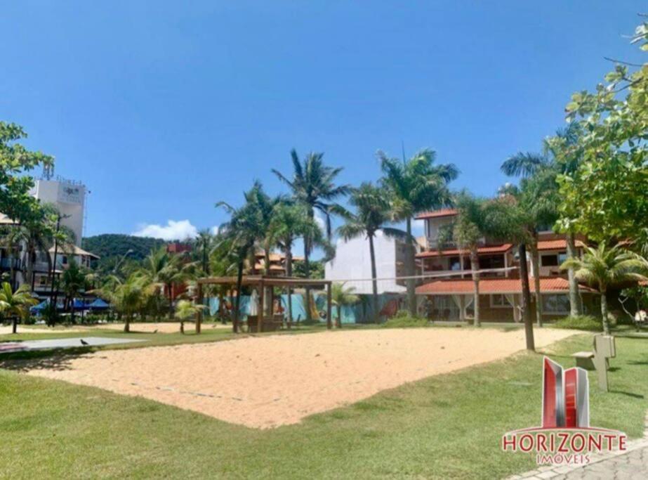 No mar, condomínio pé na areia
