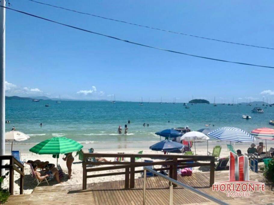 No mar, condomínio pé na areia
