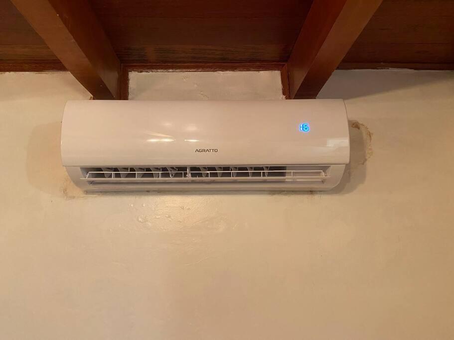 No mar, condomínio pé na areia