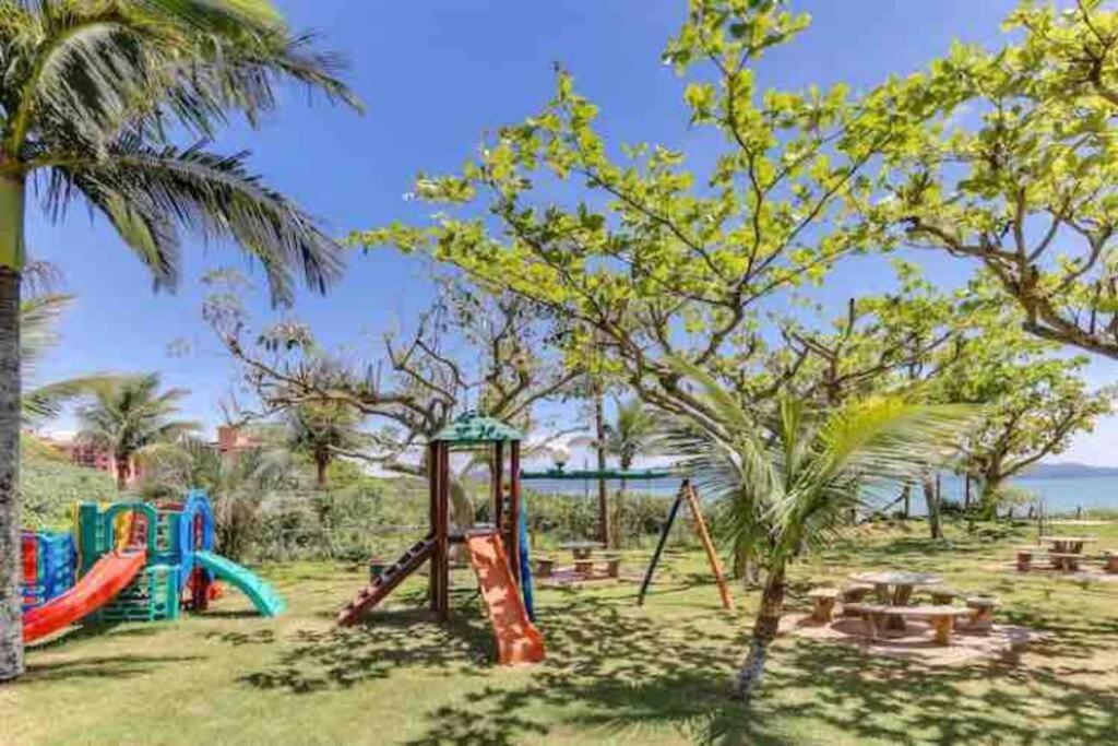 No mar, condomínio pé na areia