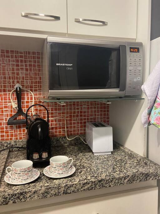 No mar, condomínio pé na areia