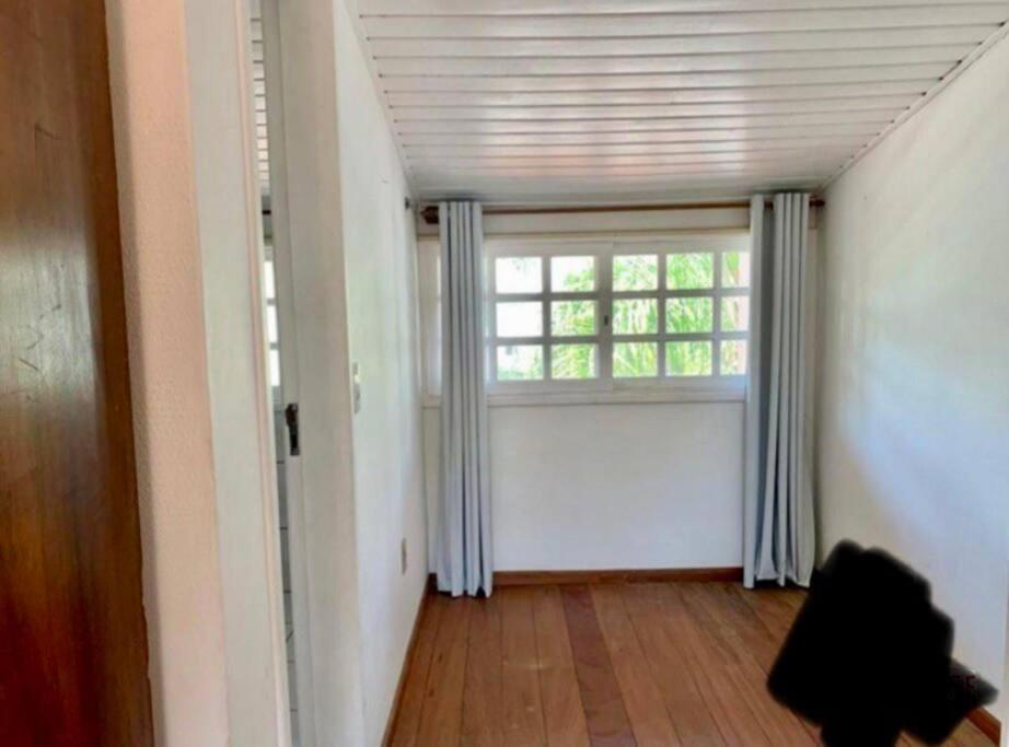 No mar, condomínio pé na areia