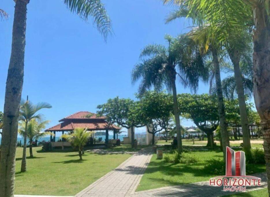 No mar, condomínio pé na areia