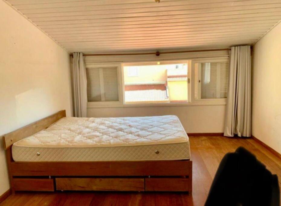 No mar, condomínio pé na areia