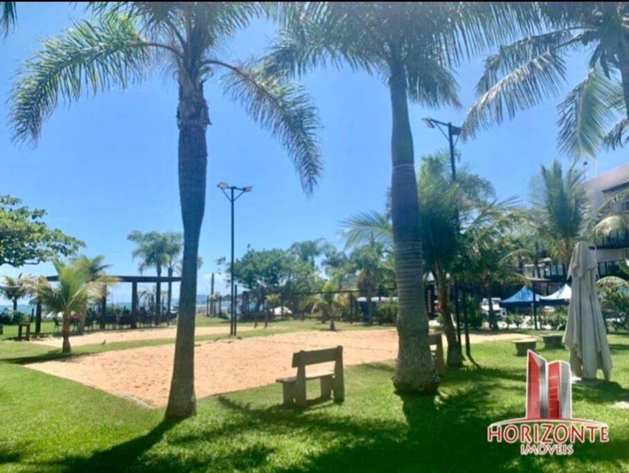 No mar, condomínio pé na areia