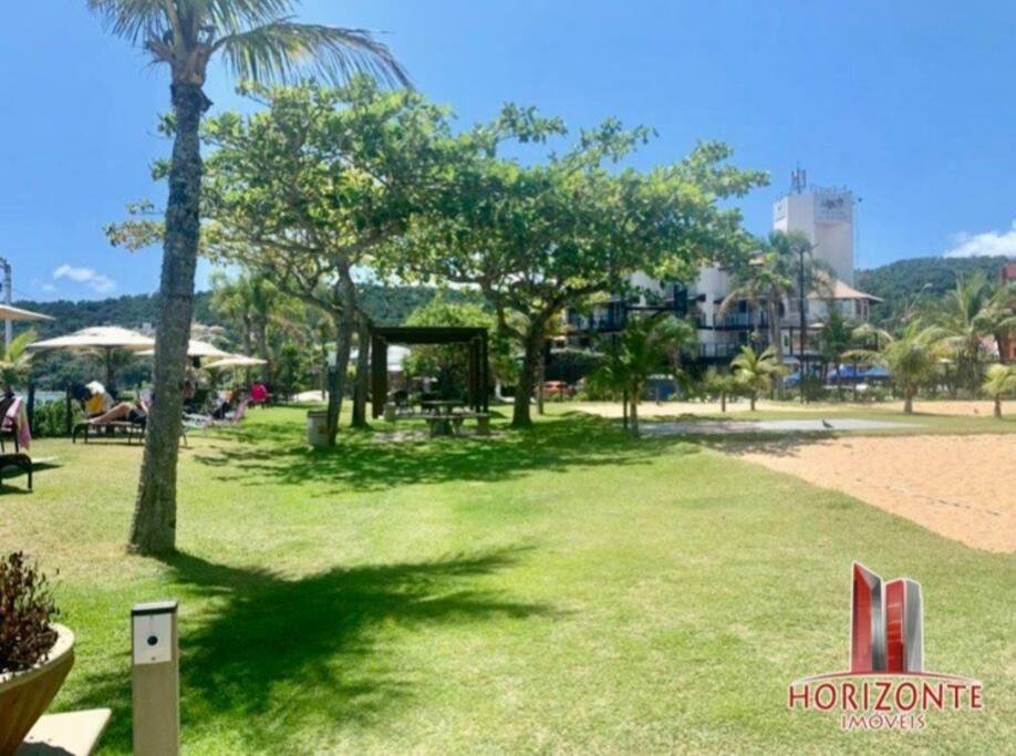 No mar, condomínio pé na areia