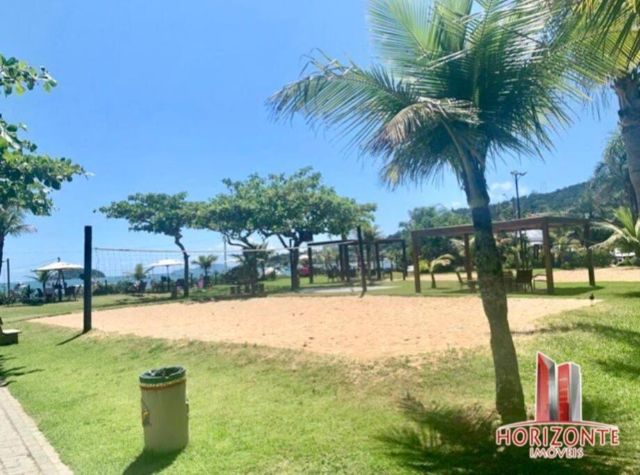 No mar, condomínio pé na areia