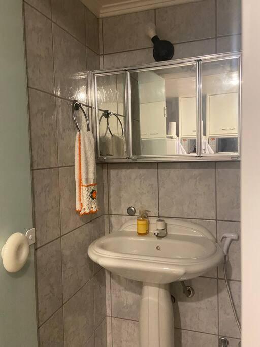 No mar, condomínio pé na areia