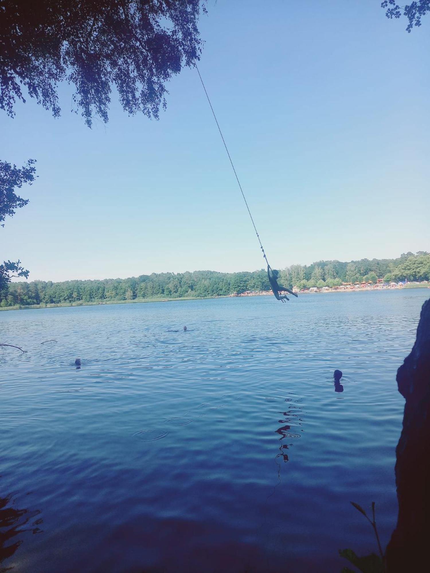 Finnhütte zwischen Wald und See