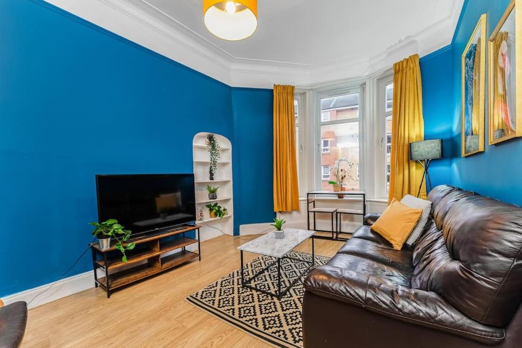 Traditional 1-Bed Flat in Southside (Hampden/Shawlands) view 2