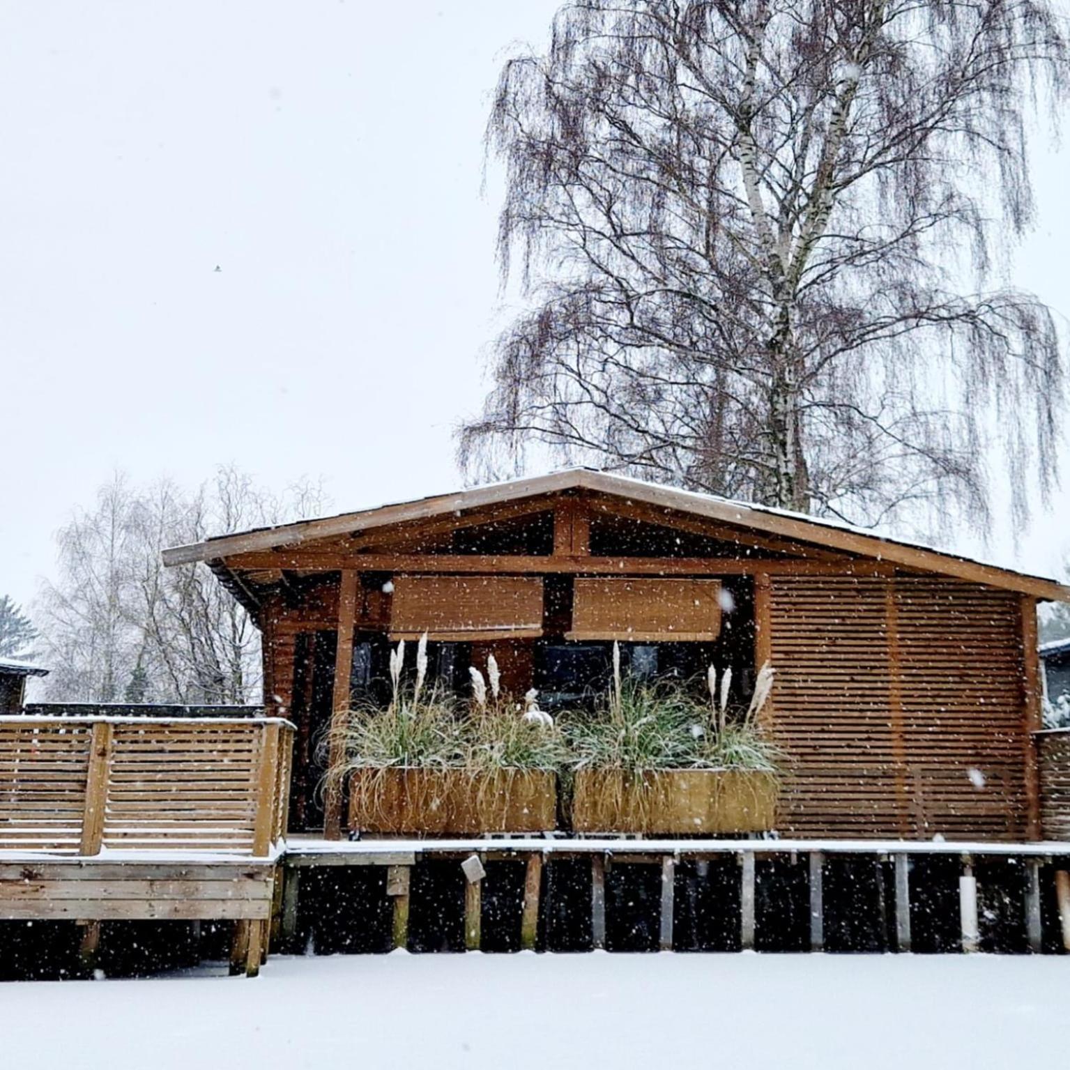 Rustig gelegen chalet Solvo met terras aan het water