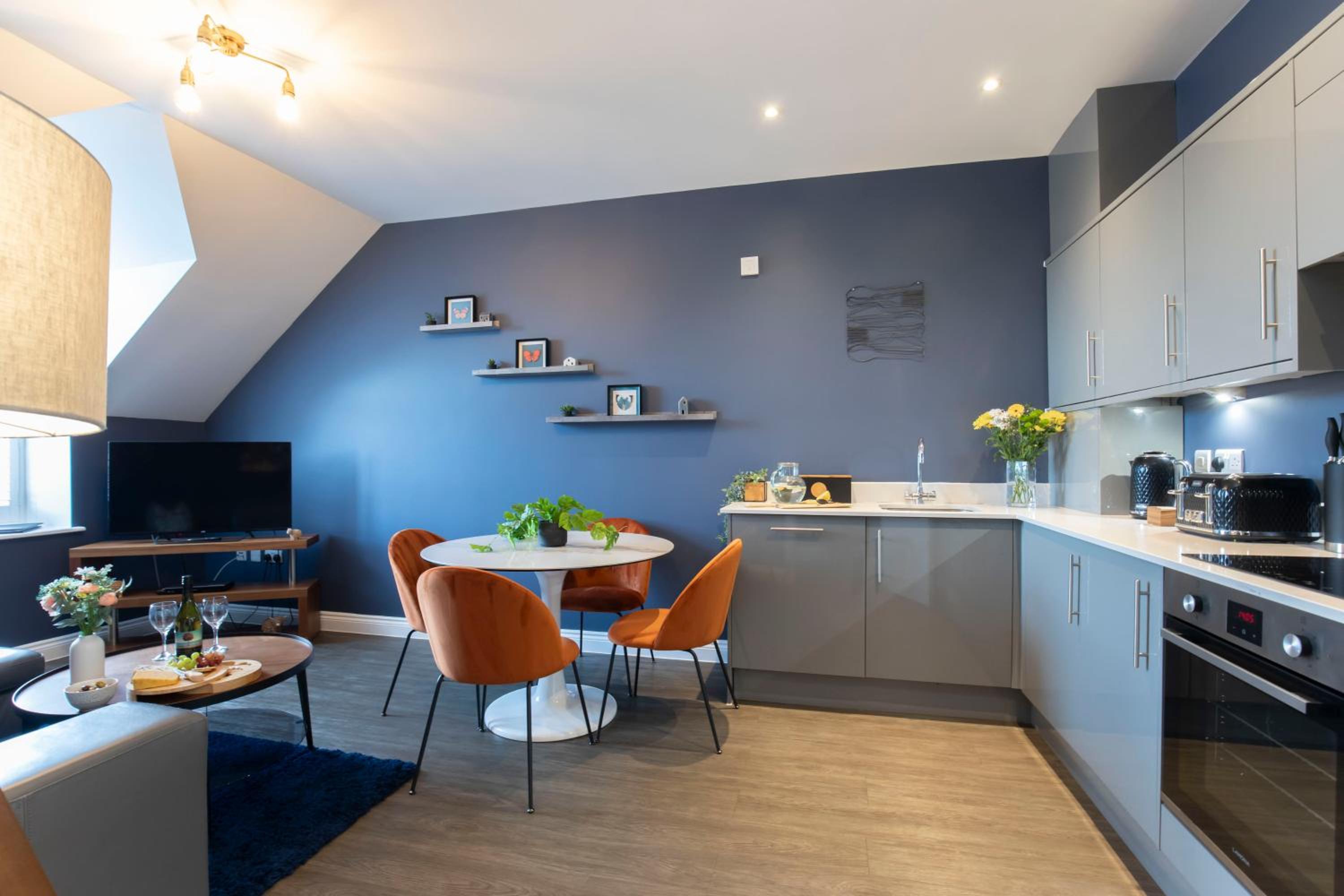 Elliot Oliver - Loft Style 2 Bedroom Apartment With Parking In The Docks view 3