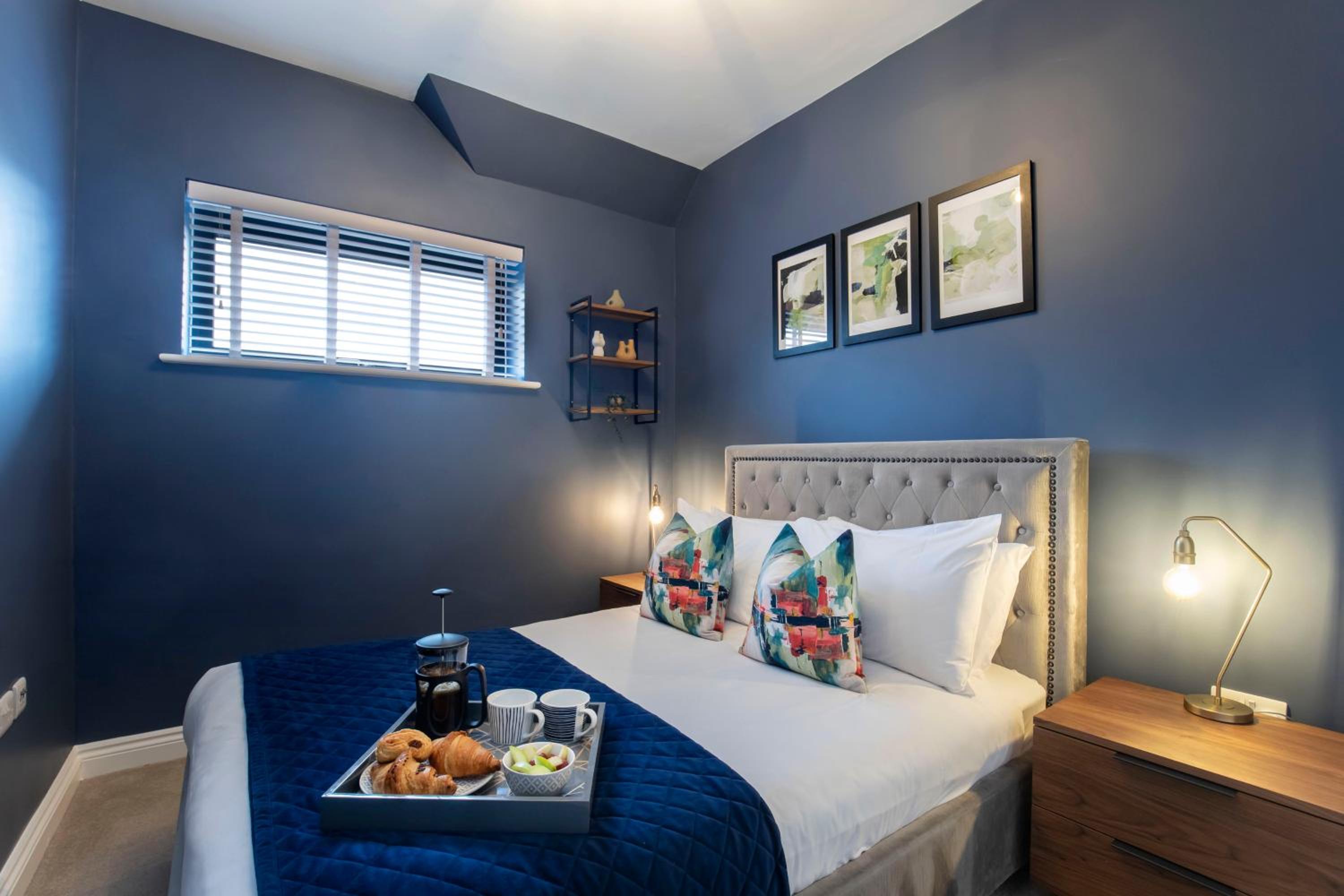 Elliot Oliver - Loft Style 2 Bedroom Apartment With Parking In The Docks view 2