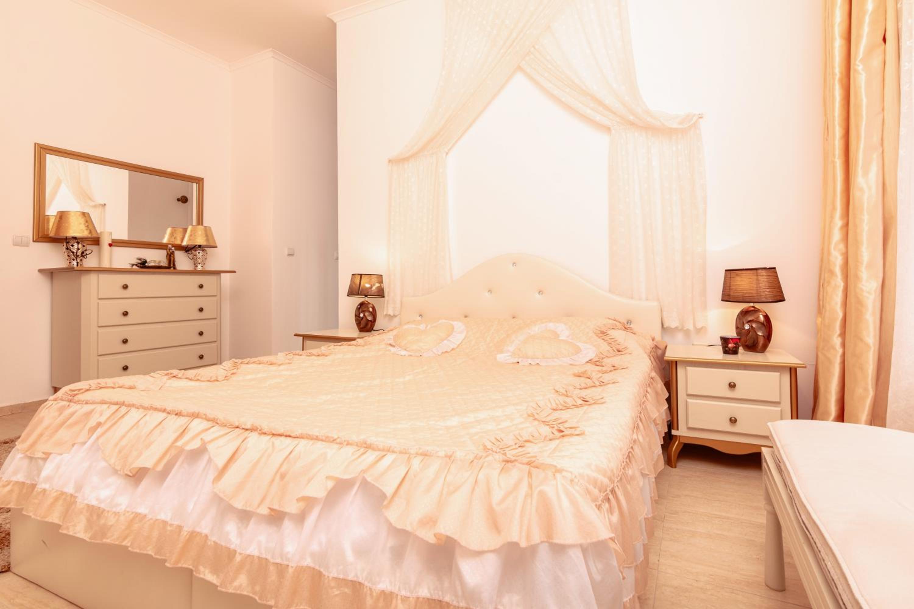The Golden Nest - 3 Bedroom Family Mountain Apartment