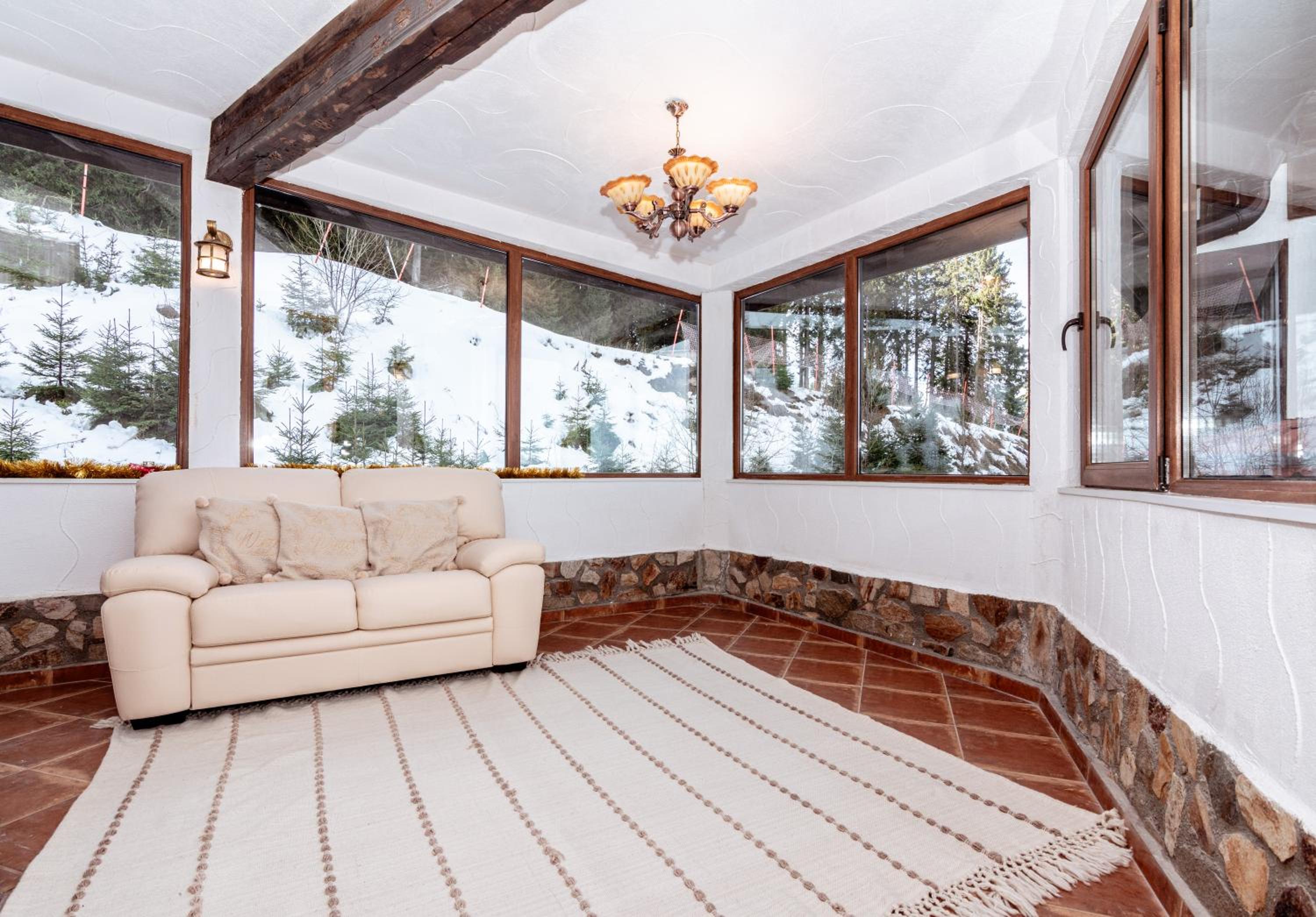 The Golden Nest - 3 Bedroom Family Mountain Apartment