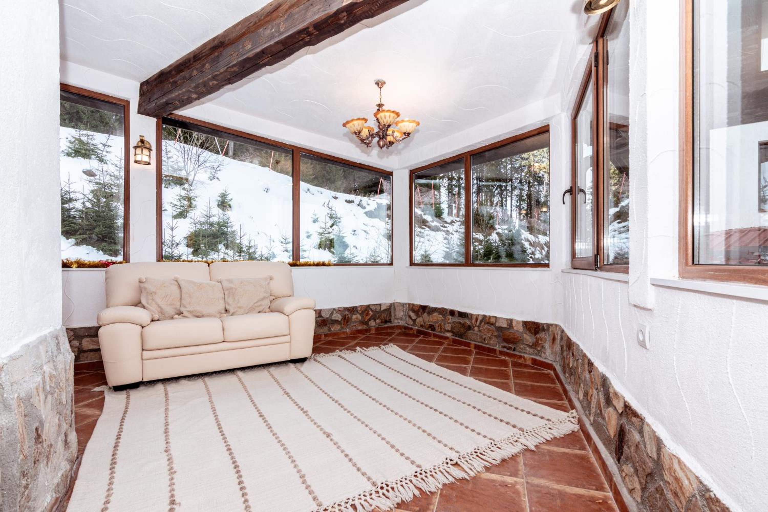 The Golden Nest - 3 Bedroom Family Mountain Apartment