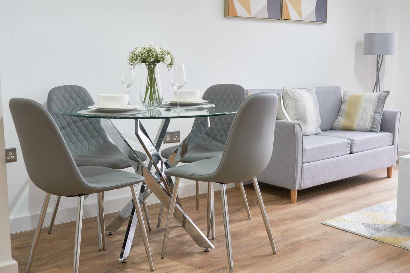Modern Central Apartment - City Centre - Fast WIFI - Near Utilitia Arena & ICC