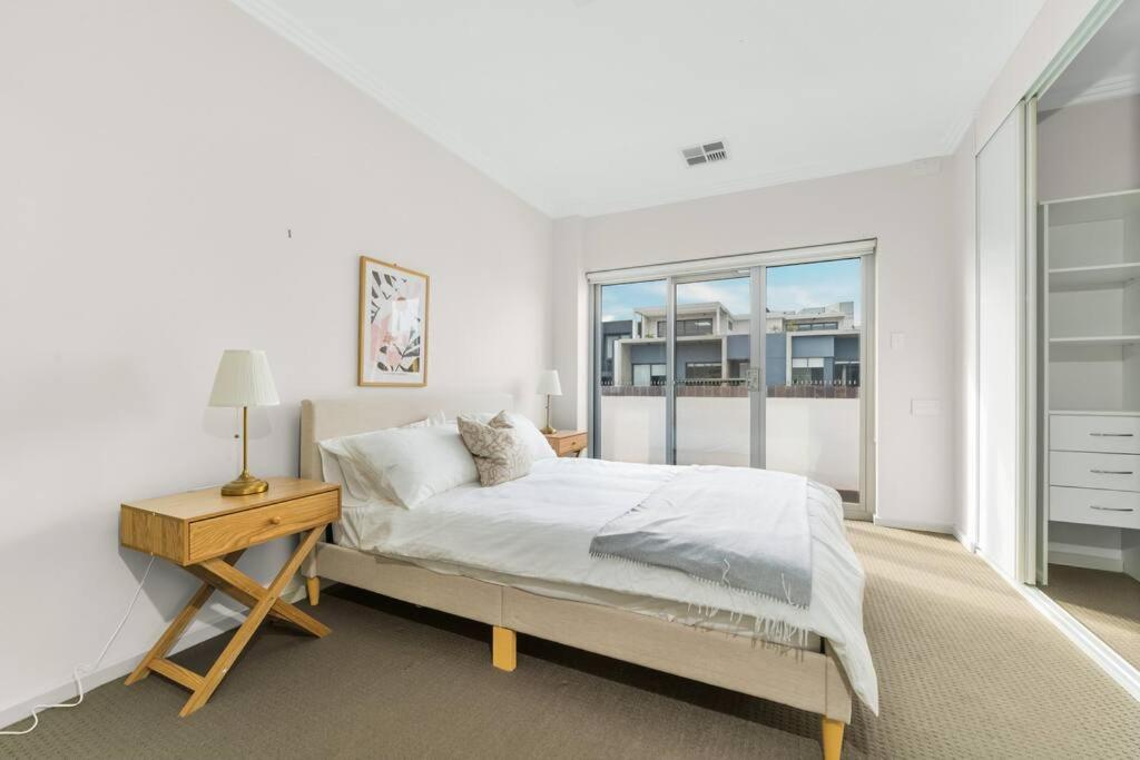 Spacious 3 bed apartment near airport with parking